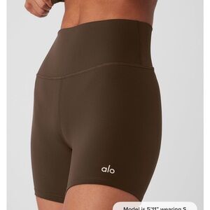 ALO Airlift Shorts 5” in Espresso